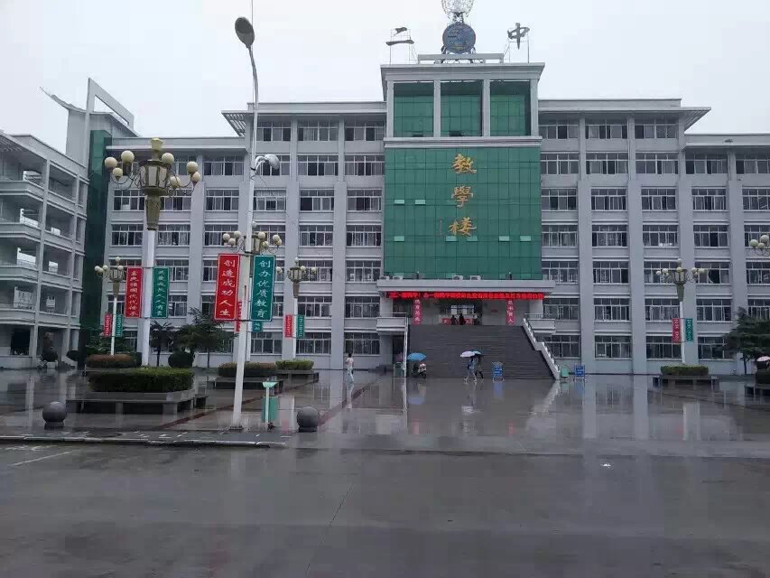  p>临泉二中始建于1939年,原名泉滨中学,经过一个曲折而辉煌的发展