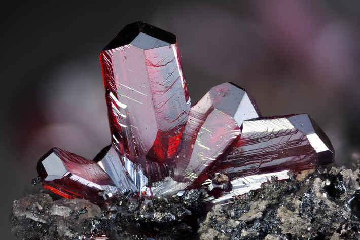  p>淡红银矿又称"硫砷银矿", a href="#" data-lemmaid="17012791">