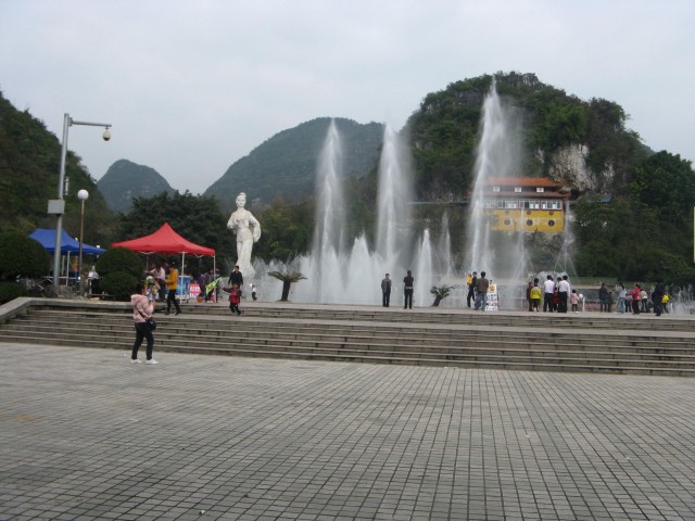  p>刘三姐广场位于广西河池市 a target="_blank" href="/item/宜州">