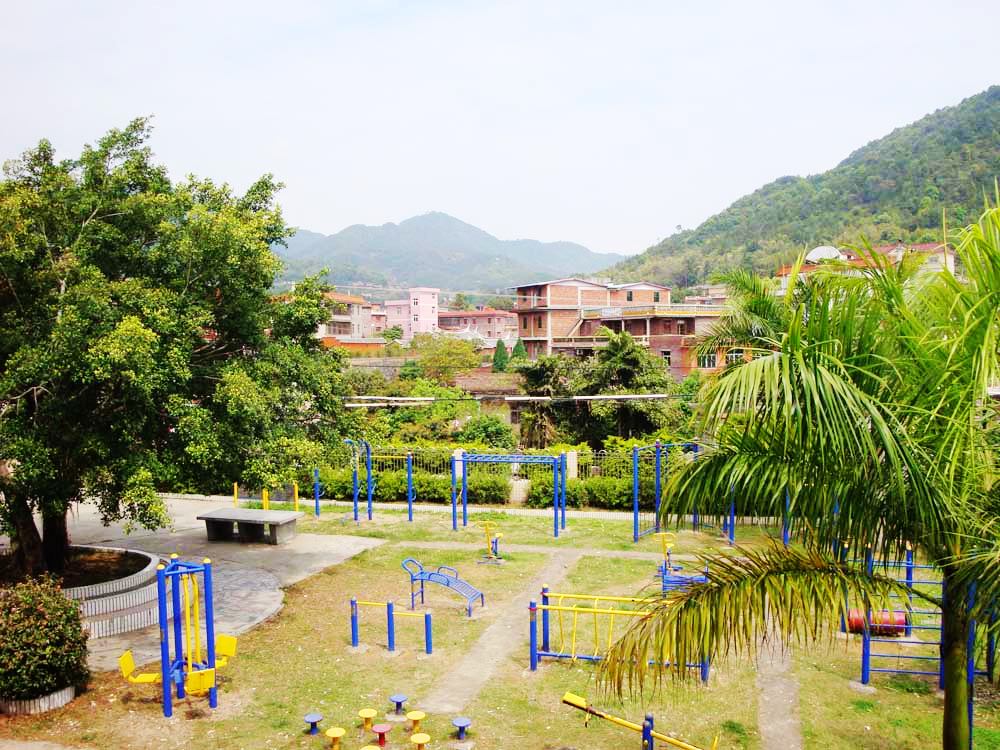 data-lemmaid="7261343">南安市诗山镇镇区北面的钟山下,村落面积