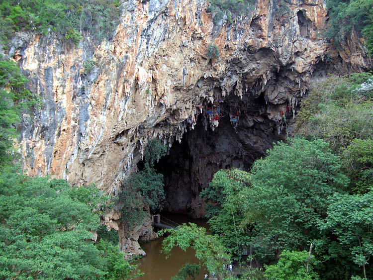  p data-id="gnzl389i5h">燕子洞自然风景区位于石泉县城南50公里处的