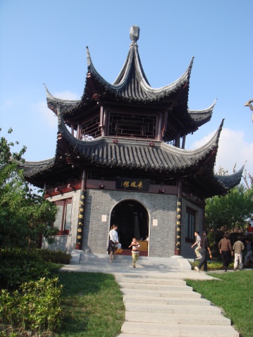  p>地处泰州凤城河风景区,位于南城河外侧东岸,东邻泰州老街,西与望海