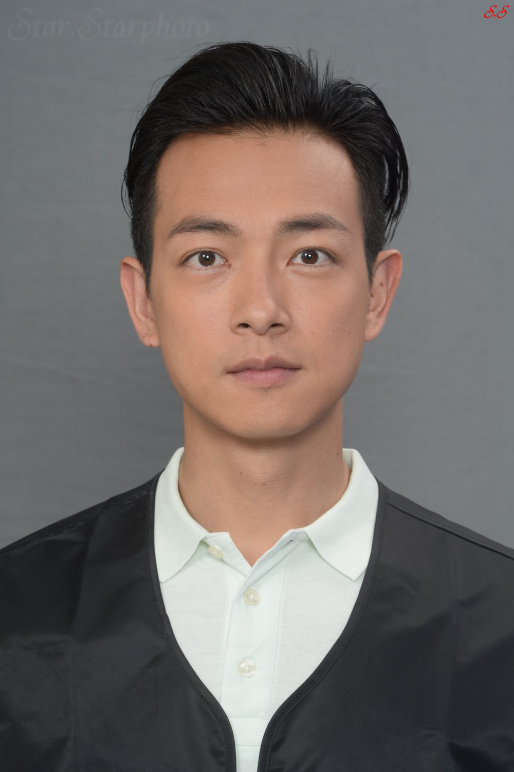  p>梁竞徽 i>(oscar leung) /i>,原名梁烈唯,1979年3月26日生于中国