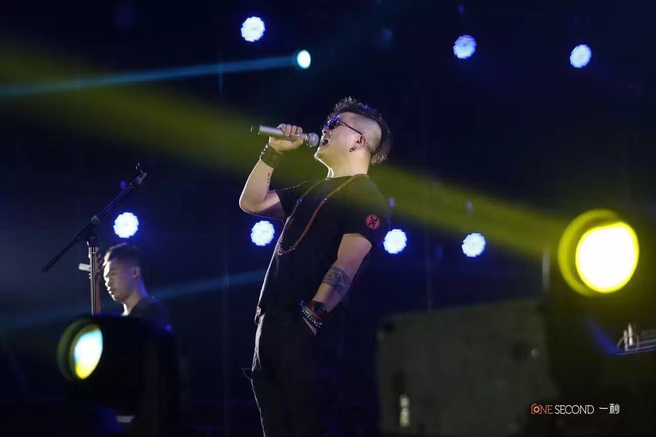 苦鬼,1984年4月8日出生于湖南省常德市,中国内地男歌手,苦鬼乐队主唱