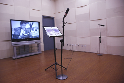  p>指影片在拍摄期间没有采取同步录音,而在影片剪接好之后才在 a