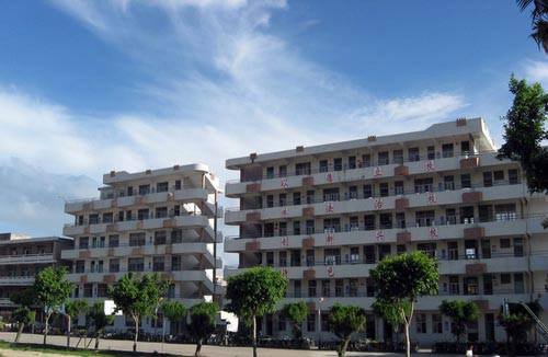 师范实验中学是在饶平师范学校良好办学基础上转型兴办的一所县直属 a