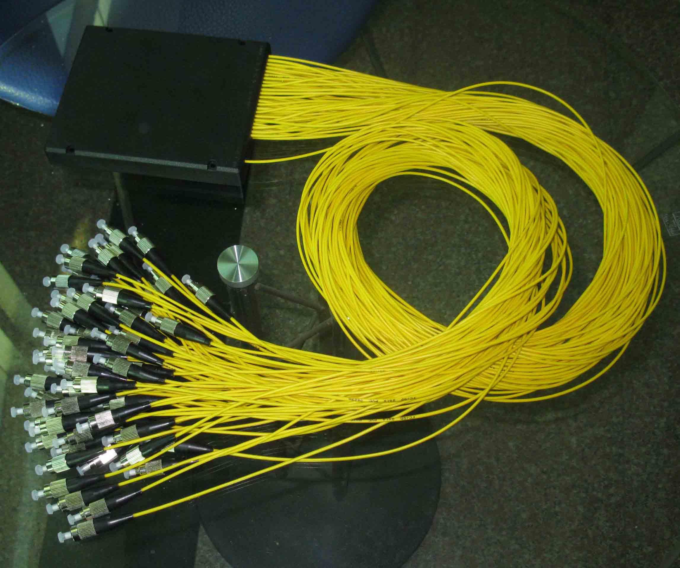分光器是一种无源器件,又称光分路器,它们不需要外部能量,只要有