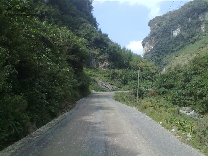  p>安乐村处在市区和新区之间.北依洛河,南望伊阙,紧靠洛阳桥南端.