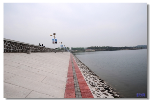 在此类路段通常会放置堤坝路警示牌. /p>