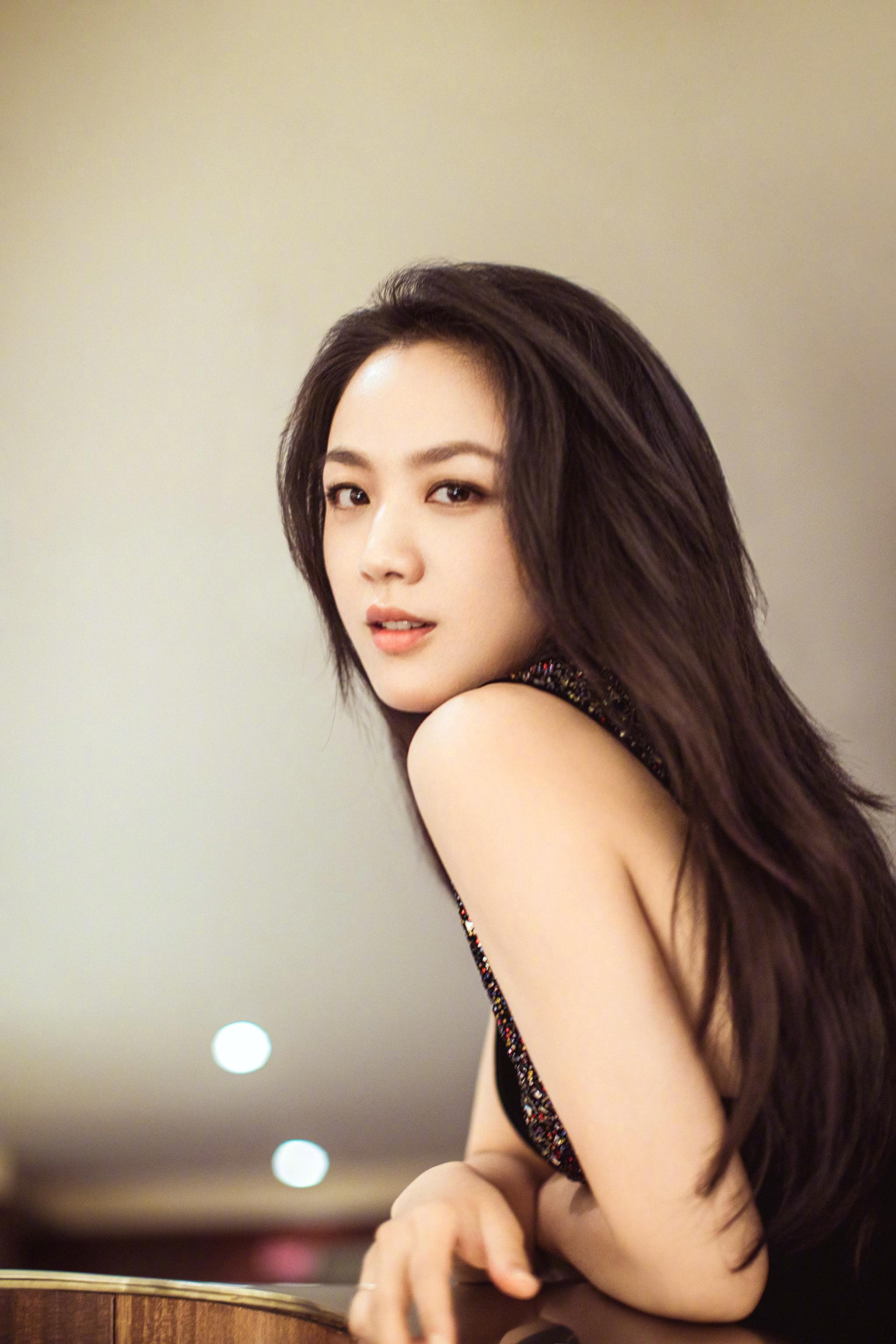  p>汤唯,1979年10月7日出生于浙江省杭州市,中国内地影视女演员,毕业