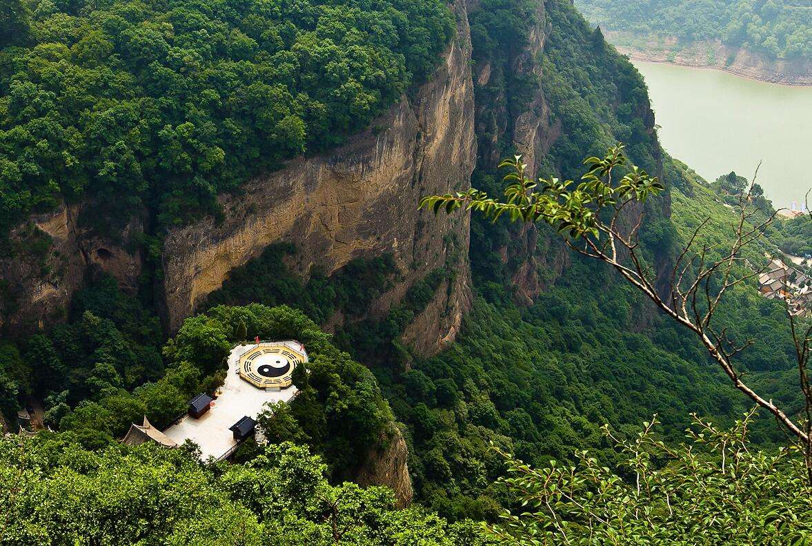  p>崆峒山,位于甘肃省平凉市,是 a target="_blank" href="/item/丝绸