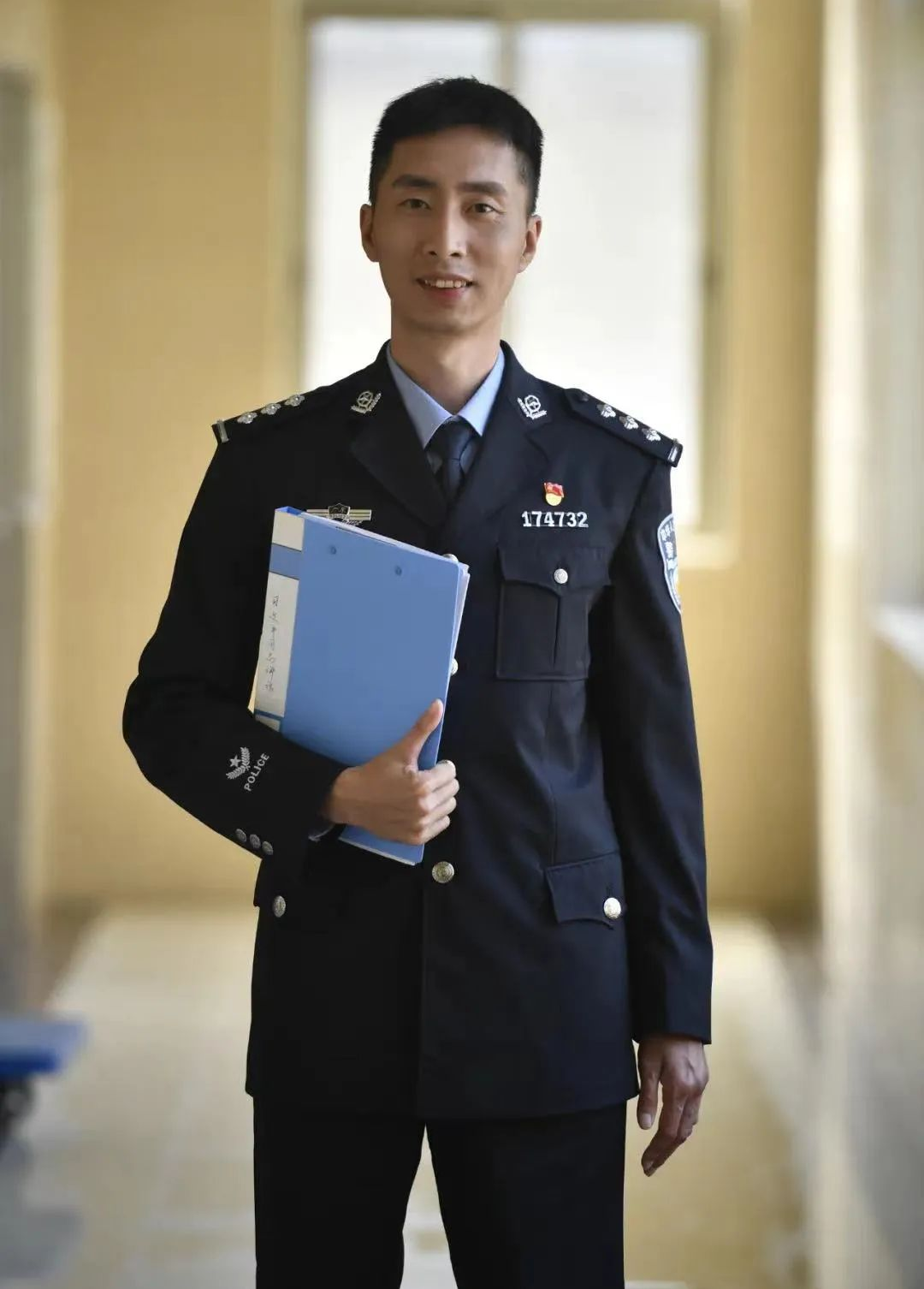 先后荣获全国"人民满意的公务员",全国特级优秀人民警察,广东省最美