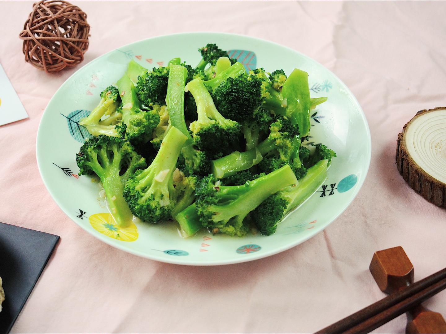  p>耗油清炒西兰花是一道简单的家常菜,所用材料为西兰花,胡萝卜. /p>