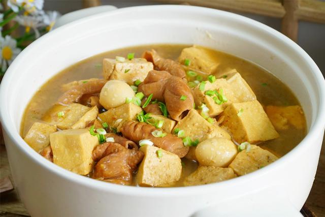  p>大场炖豆腐是一道菜品,属于家常菜,主料有豆腐和猪大肠,配料有油