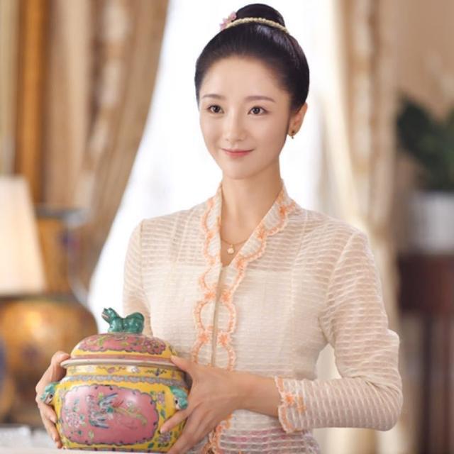 女,电视剧《 a target="_blank" href="/item/小娘惹/37354" data