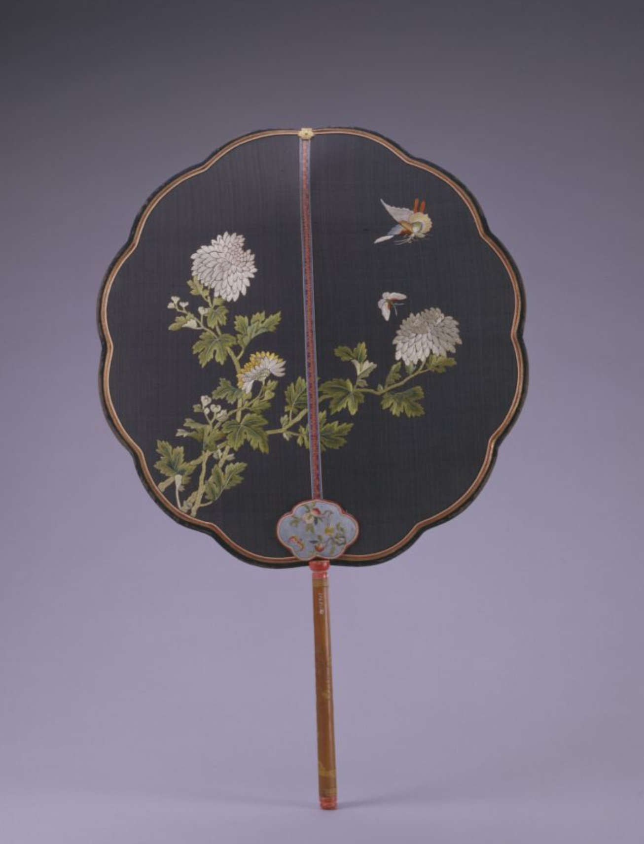 黑绸绣花蝶竹柄团扇