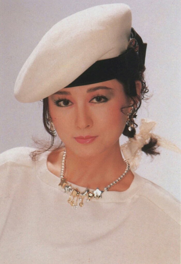  p>潘迎紫(angela),1949年6月5日出生于江苏省苏州市,华语影视女演员.