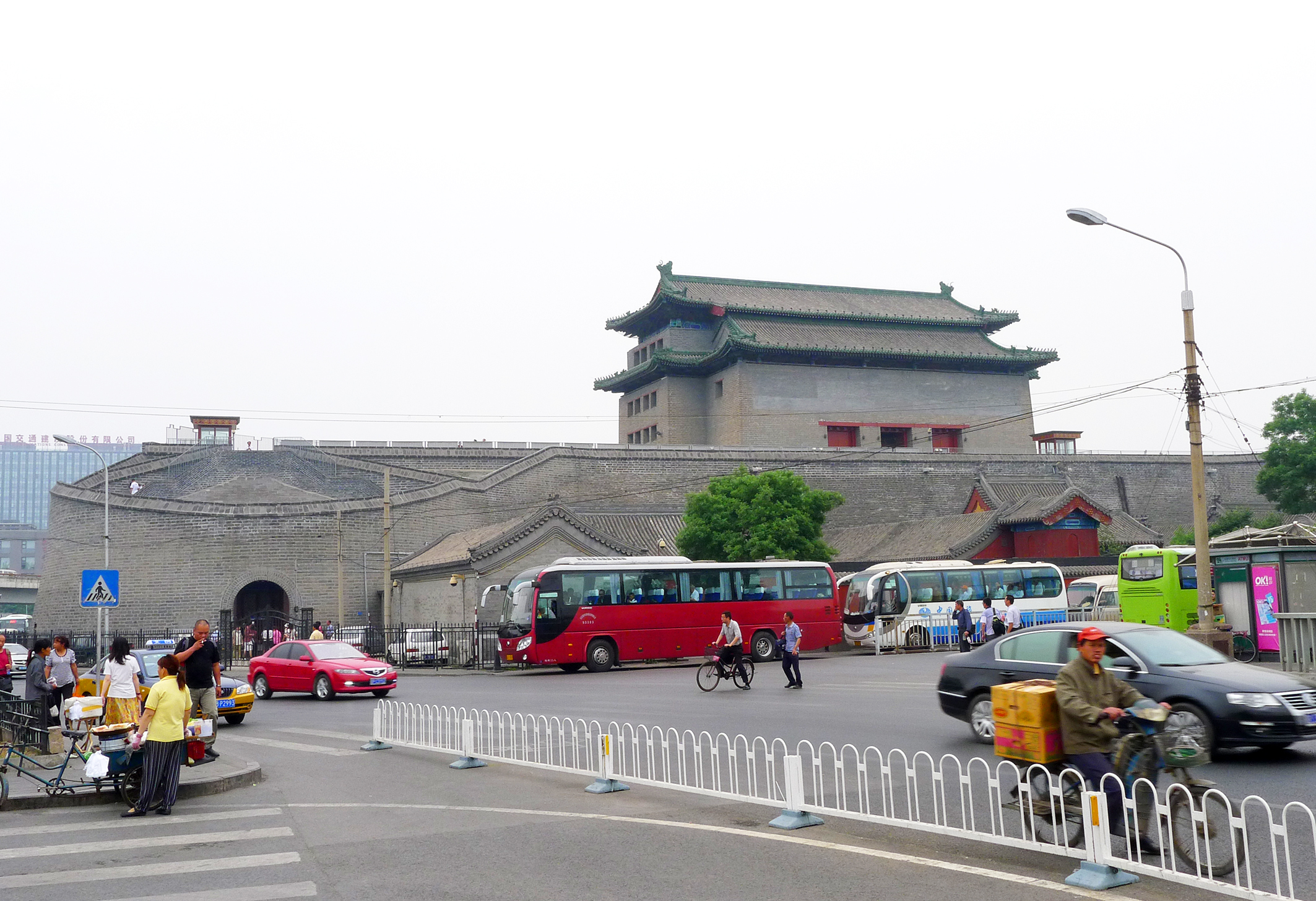  p>德胜门位于北京城北垣西侧,是北京内城九座城门之一.