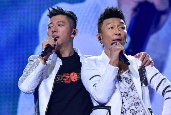 继陈羽凡事件后，胡海泉首次现身机场，自推行李箱满脸疲惫_百科TA说