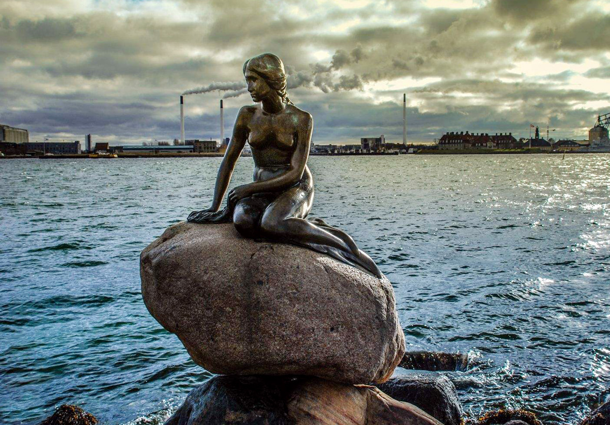  p>《小美人鱼铜像》 i>(the little mermaid) /i>是丹麦雕塑家 a