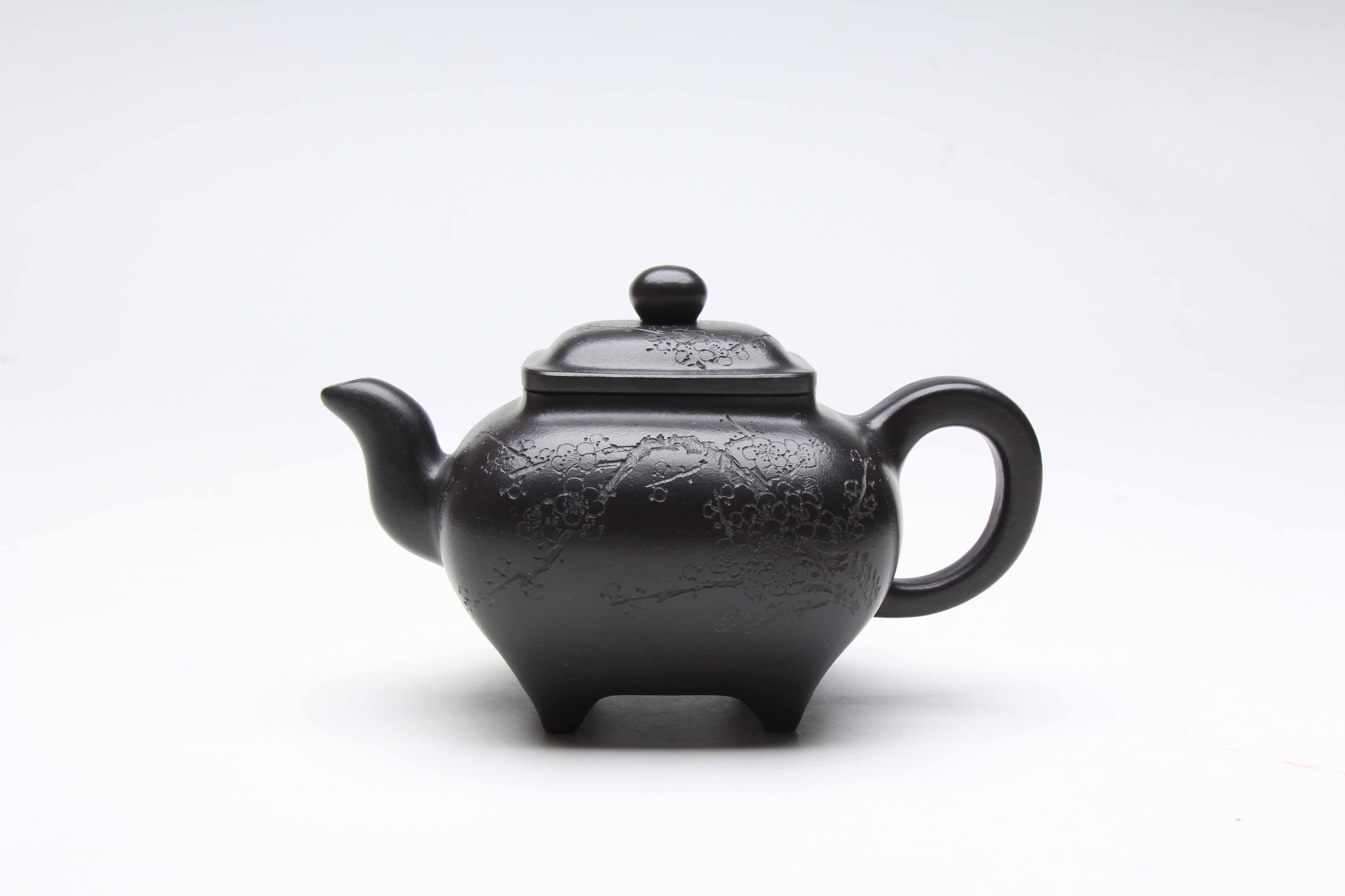 男,紫砂陶瓷艺人,紫砂名人,创办"王旭紫砂工作室",参与首届中国好艺术