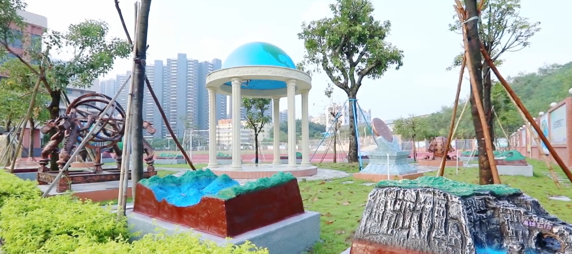  p>深圳市宝安区航城学校,开办于2016年9月,是一所 a target="_blank"