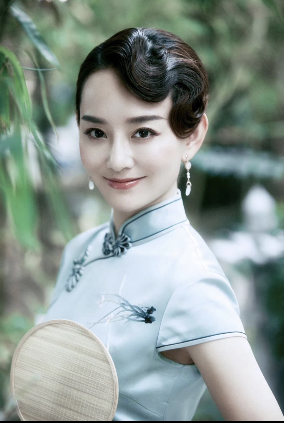 邓荔心,原名邓莉,中国内地影视女演员,毕业