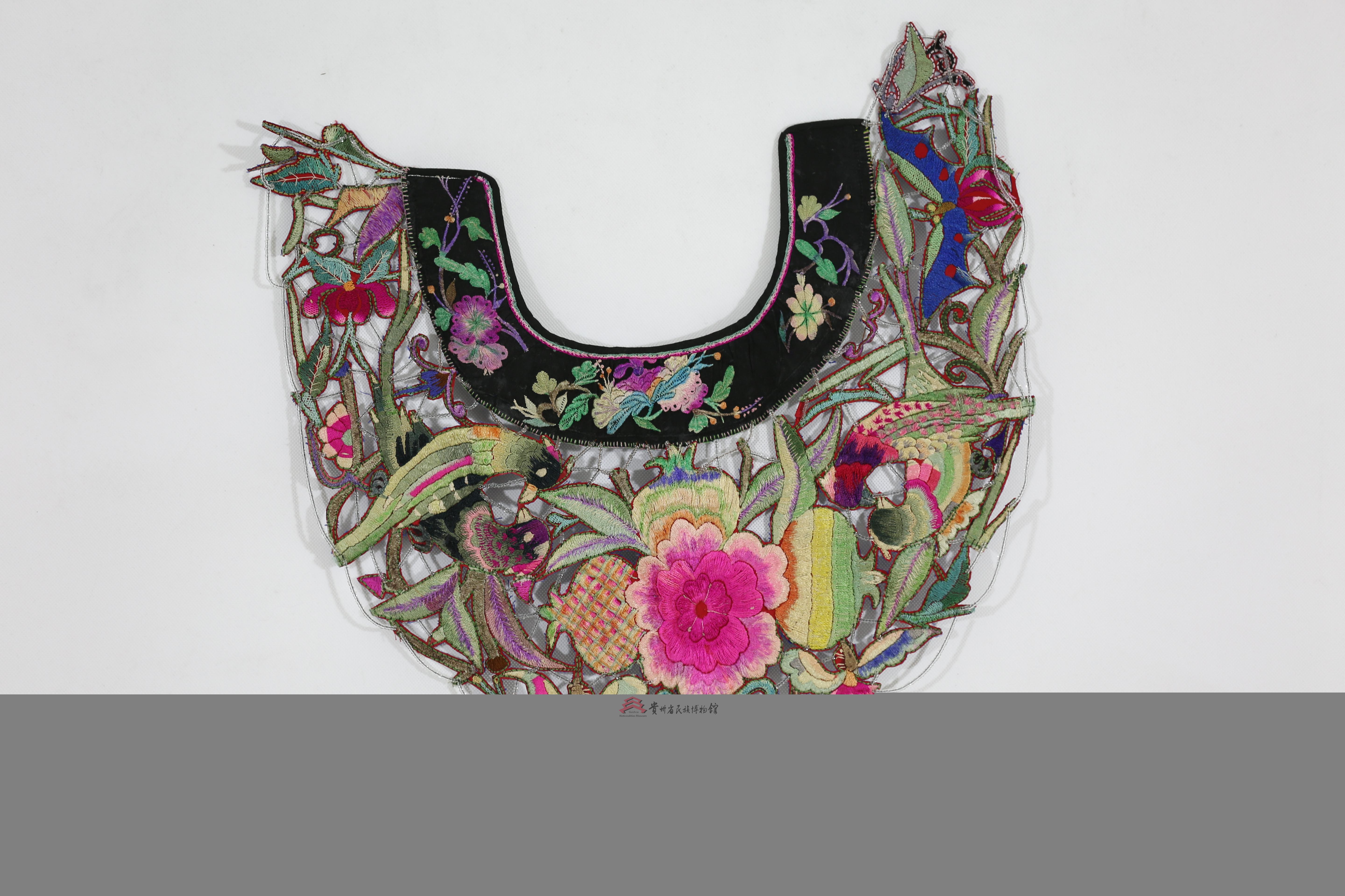 当代松桃苗族刺绣石榴纹云肩
