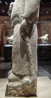 靺鞨男俑所执武器