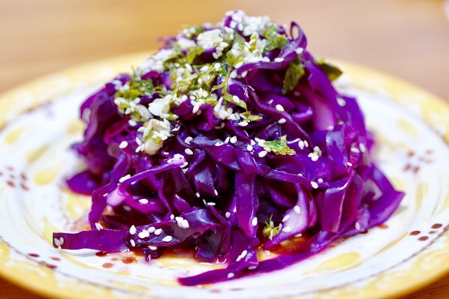  p>蒜香紫甘蓝是由紫甘蓝等制作的食物,配料是香油. /p>