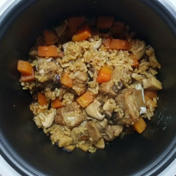  p>电饭煲版排骨煲仔饭是用电饭煲以排骨,大米为主料煲制而成. /p>