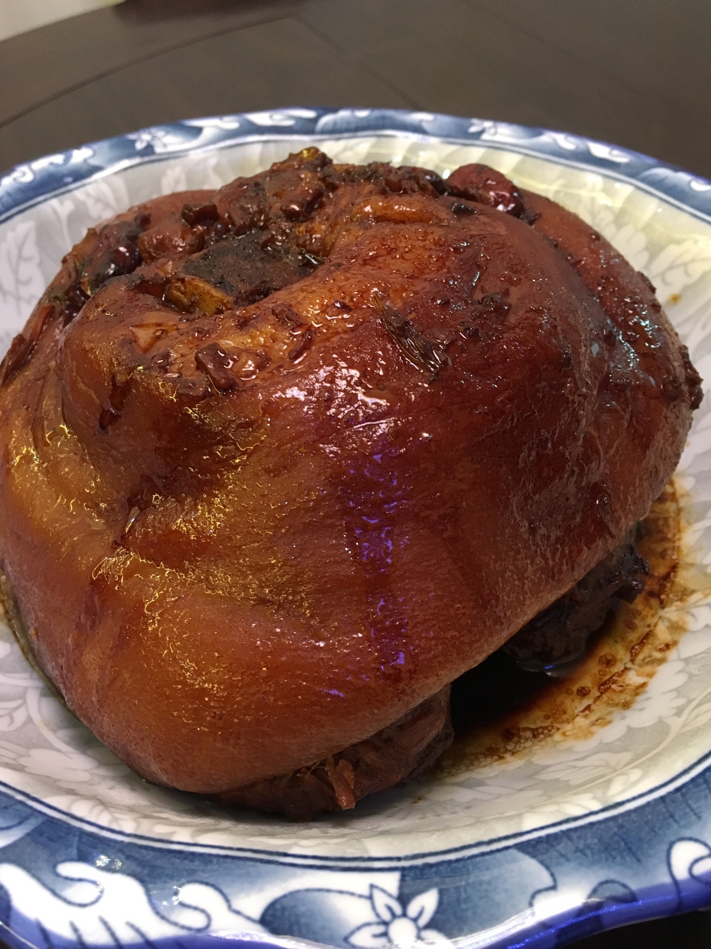  p>红烧圆蹄是一道美食,主要食材是猪圆蹄. /p>