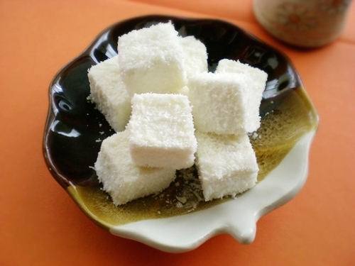  p data-id="gnbwfzay4n">雪花糕是江南地区传统