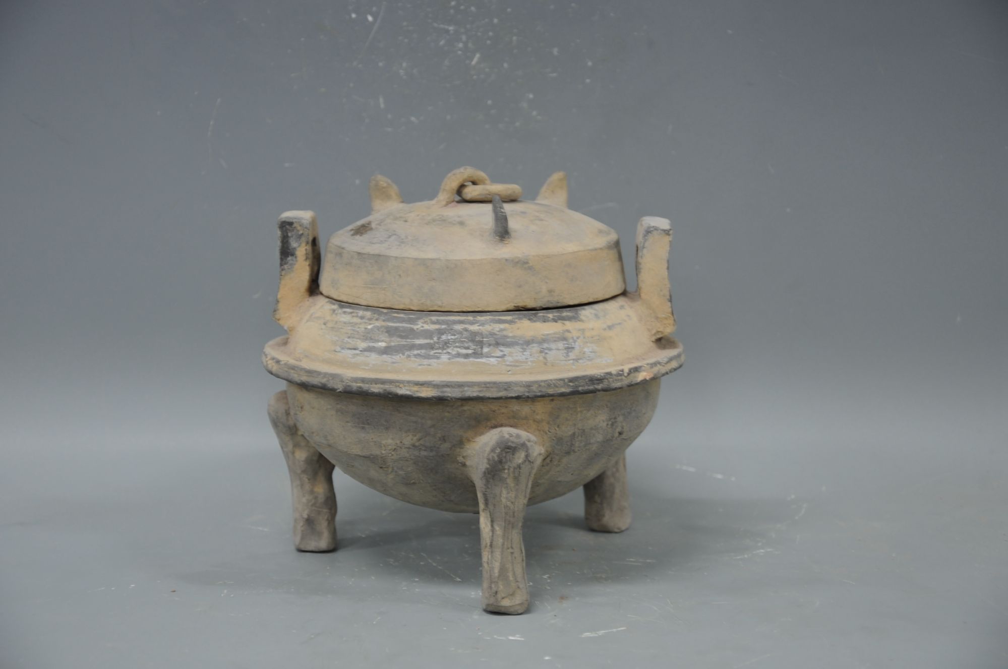 汉代灰陶带盖三足鼎