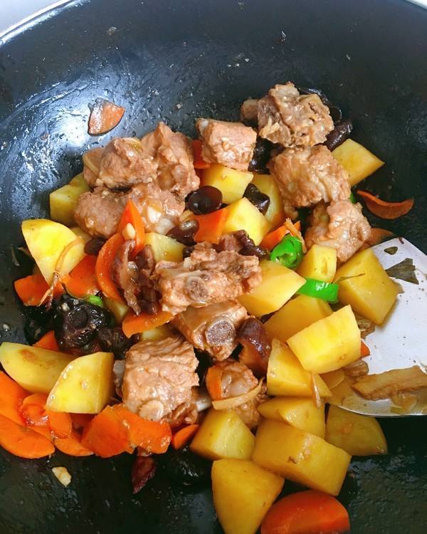 香菇土豆炖排骨