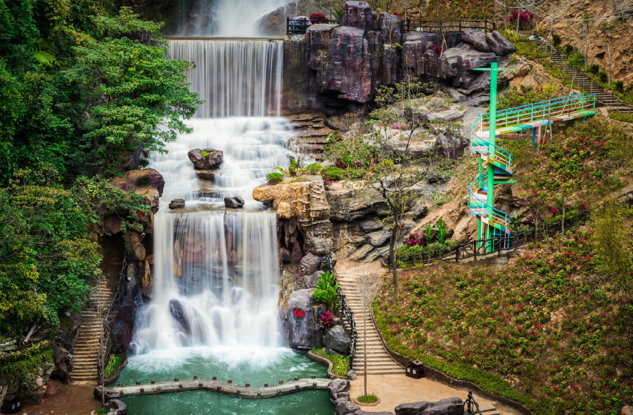  p>笔架山旅游区,位于清远市清新区笔架山林场,距离市区约5公里,笔架