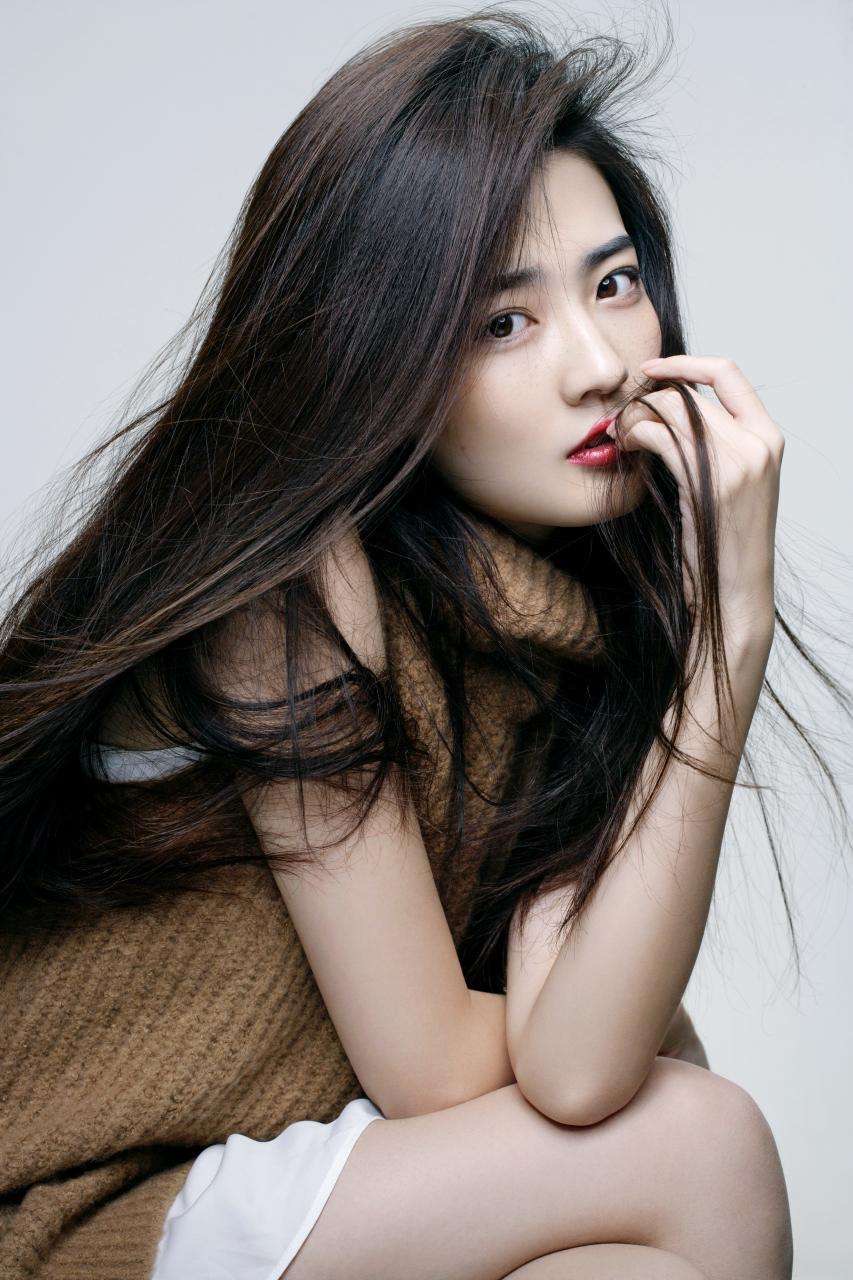  p>徐璐,1994年12月28日出生于内蒙古自治区呼和浩特市,毕业于 a