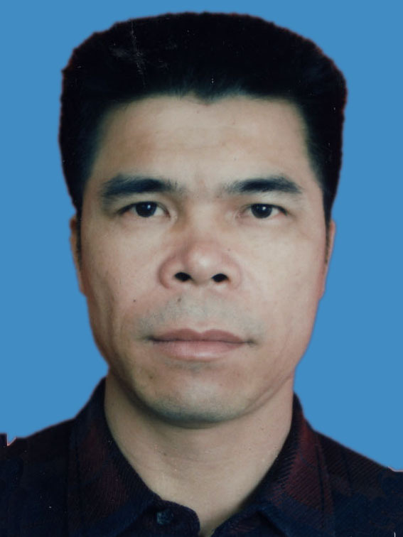 广东深圳人,现任深圳市龙岗区横岗街道六约社区党总支书记,工作站站长