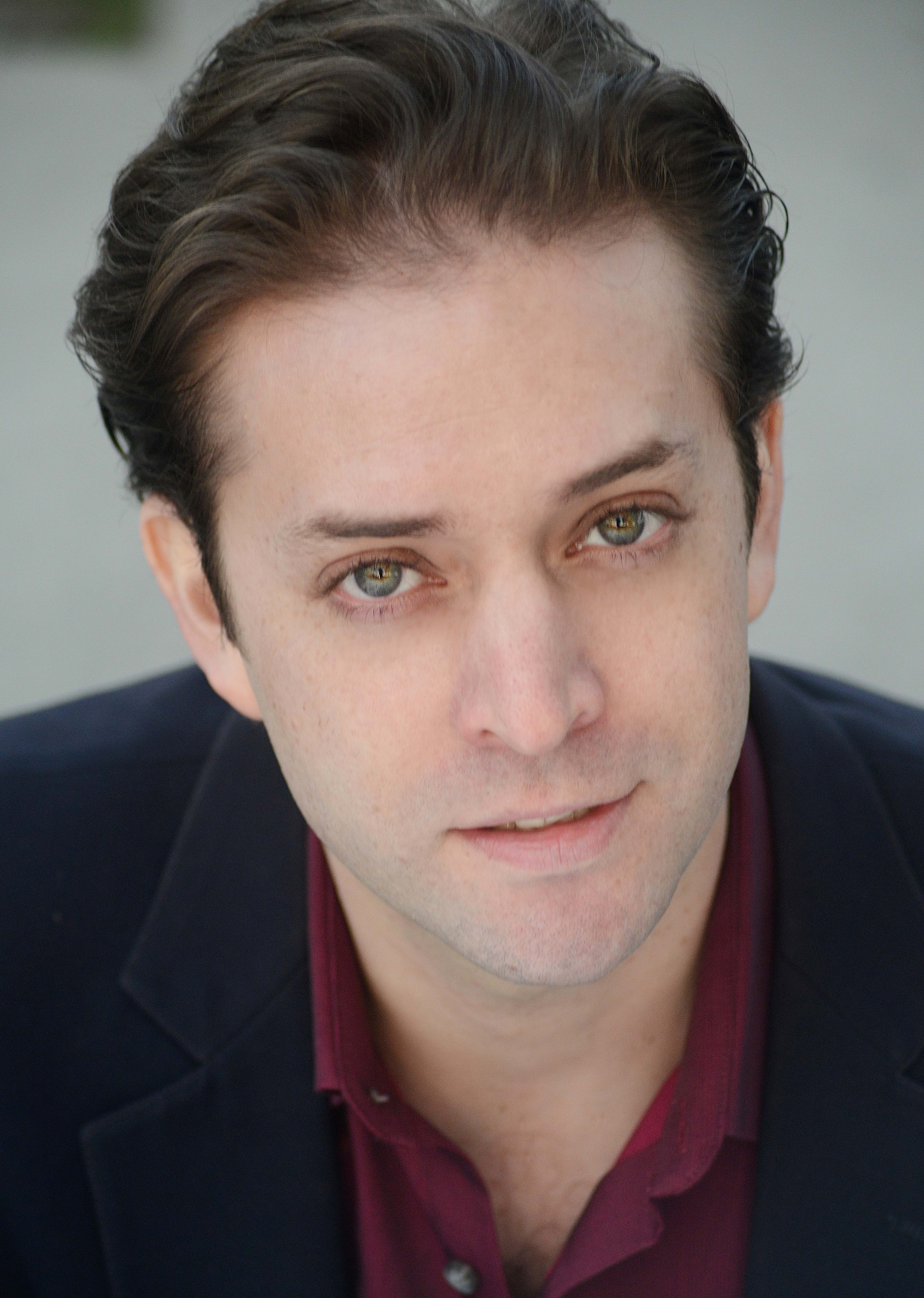 b4if">闫龙飞,1980年4月3日出生于墨西哥城,在中国发展的墨西哥男演员