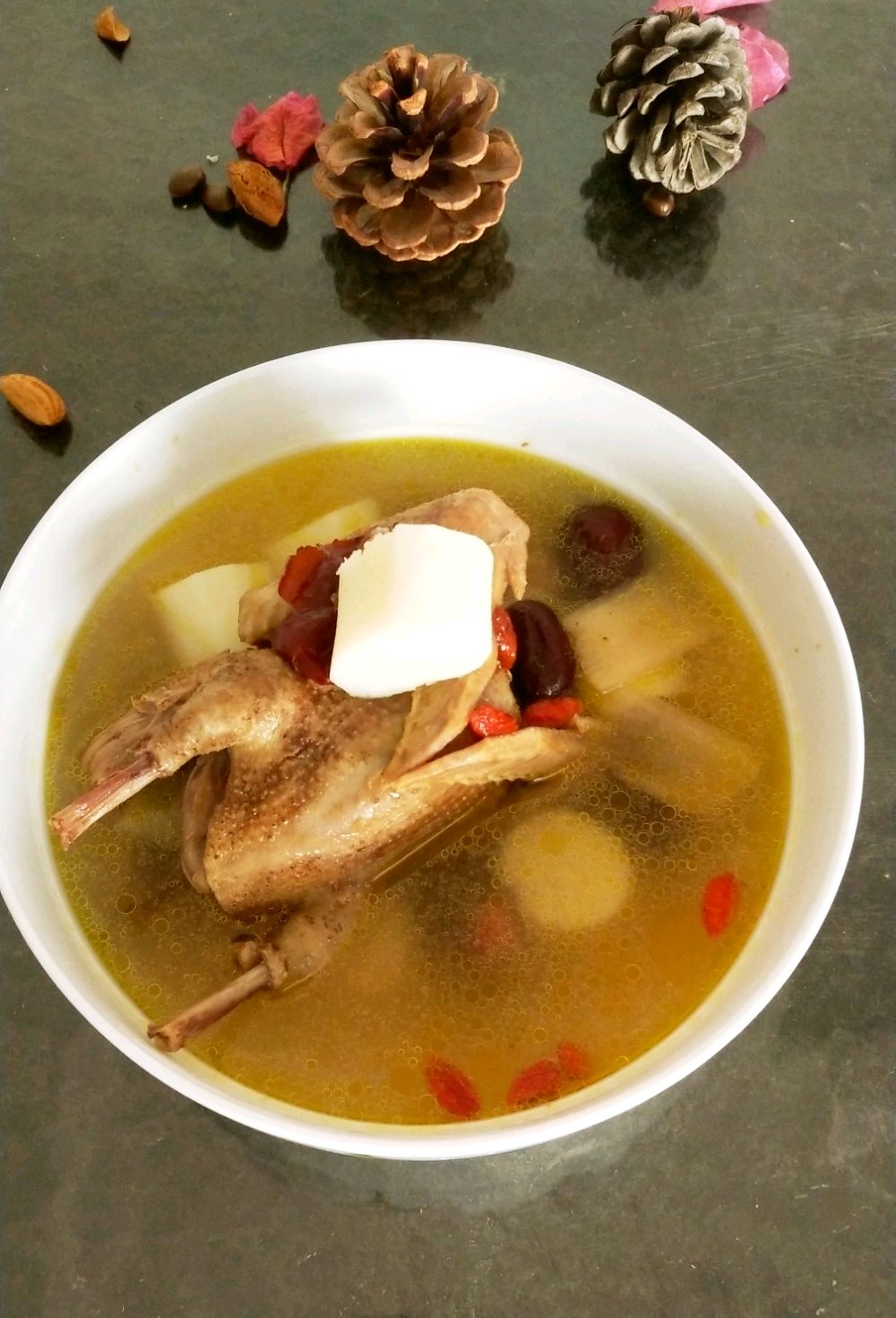  p>山药鸽子汤是一款以各种富含营养的食材与鸽子一同经过独特的工艺