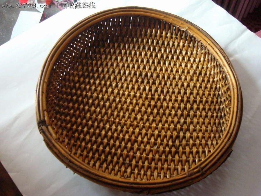  p>笸箩,以竹篾或柳条编织的一种盛器,南方用前者,北方用后者.