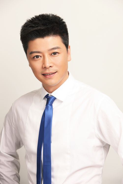 男,1976年3月6日出生,现任安徽电视台新闻播音员兼综艺节目主持人