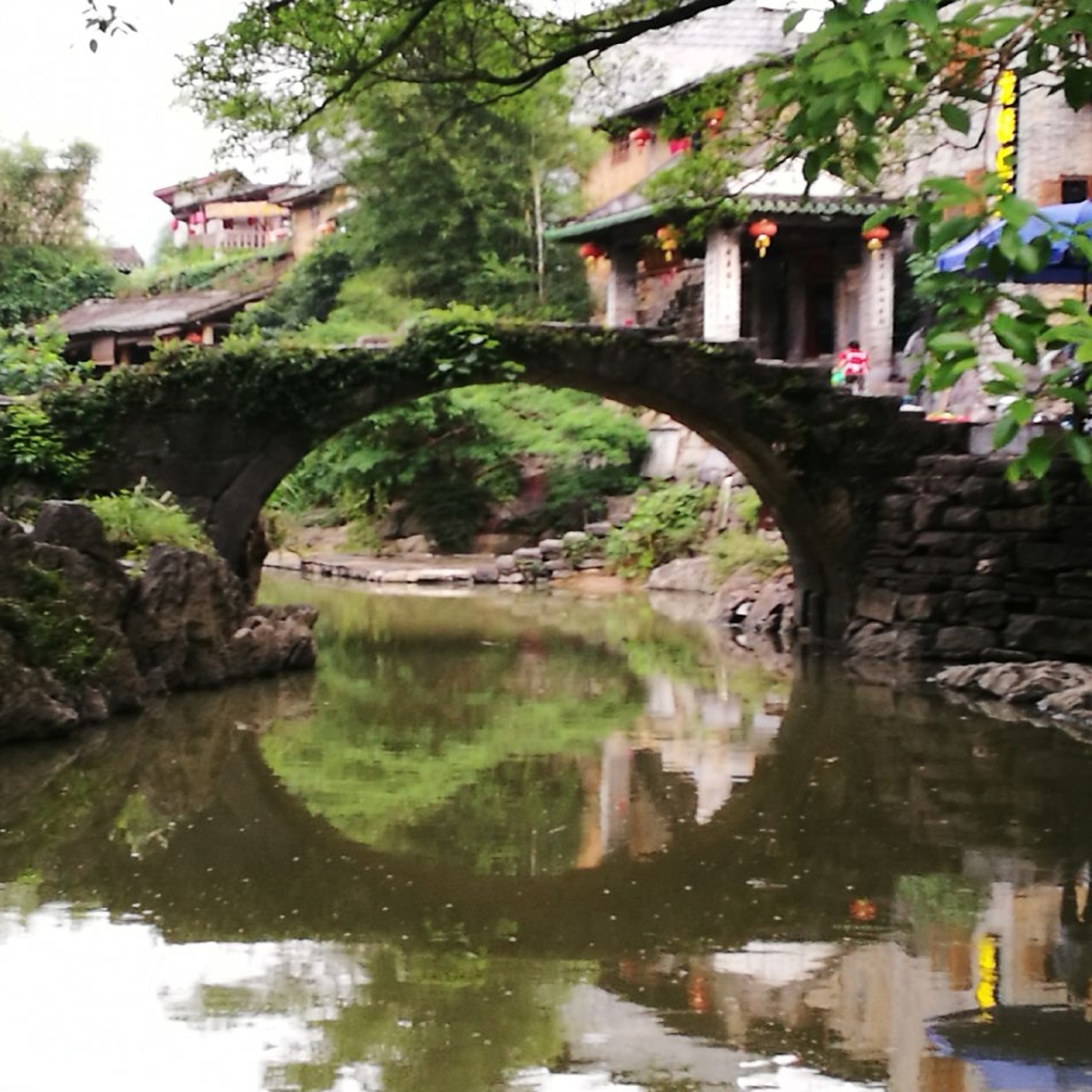  p data-id="gnaut1x2ku">是黄姚古镇15座古桥梁中最大的阶梯石拱桥.