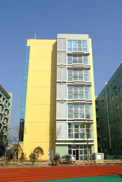  p>温州市鹿城区实验中学创办于1964年,坚定地走过了近50年的风雨历程