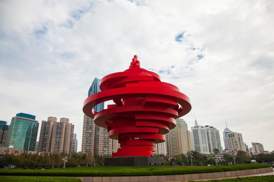 data-lemmaid="1111704">五四广场 /a>"的标志性雕塑,作者是 a target