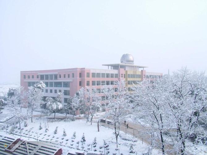  p data-id="gnwlooq66v">洞口三中坐落在文化底蕴深厚的湖南名镇