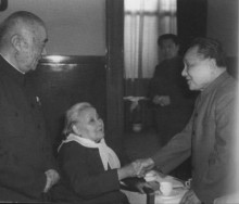 史良（右）与邓小平交谈