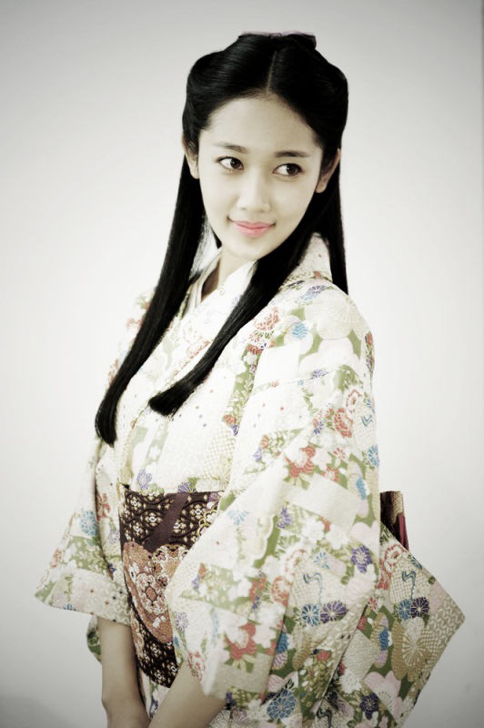 data-lemmaid="305391">中央戏剧学院 /a>表演系本科,中国内地女演员