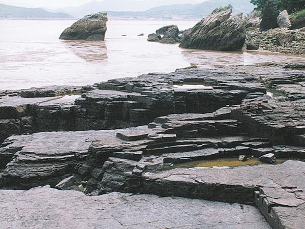  p>红岩景区坐落于东海之滨的 a target="_blank" href="/item/象山