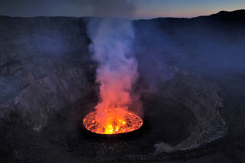 尼拉贡戈火山